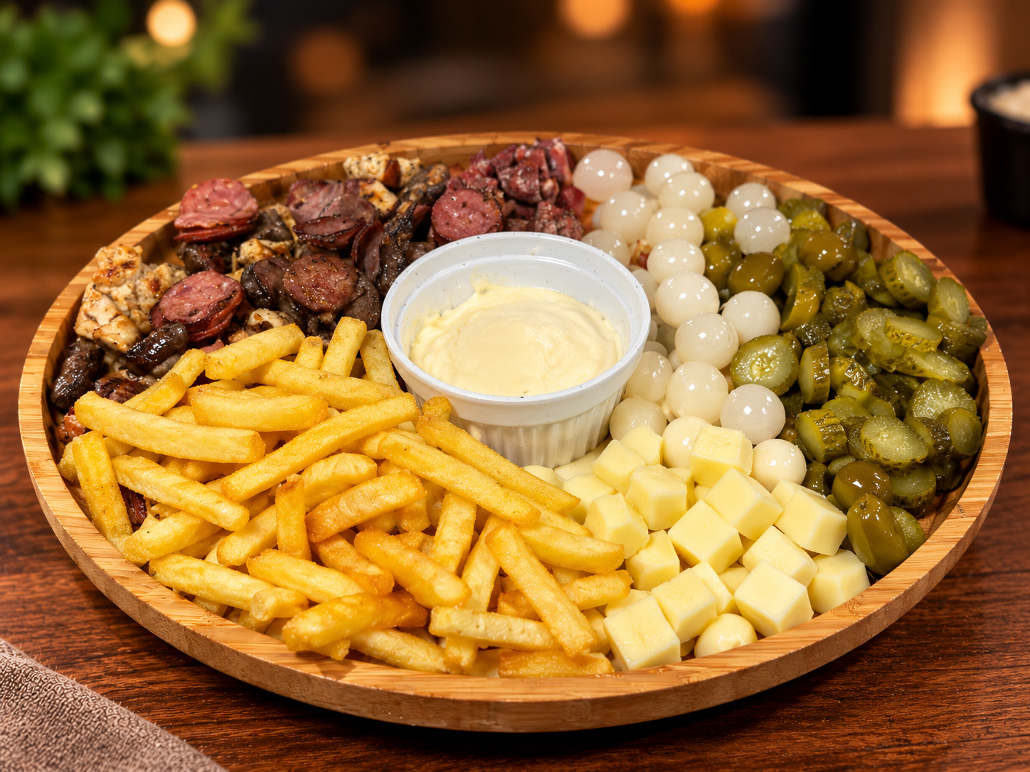 Tábua de frios do Dog do Bokão com queijo, azeitona, salame e ovos de codorna